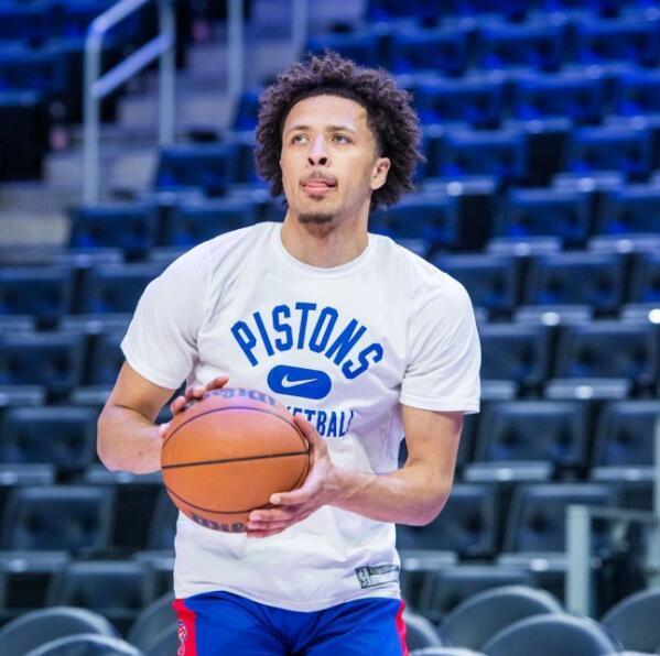 戚薇好油麦，被问到和李承铉的婚姻状况，开玩笑说正在办理离婚…